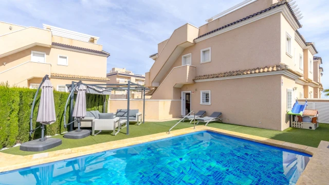 Апартаменты с большим бассейном в городе Торревьеха