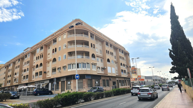 Casa adosada con dos dormitorios en la ciudad de Torrevieja, en la zona de Aguas Nuevas. - 25