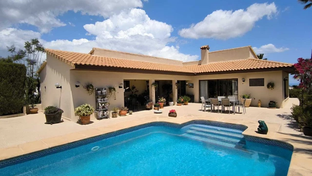 Вилла с собственным большим участком и бассейном в городе Alfàs del Pí
