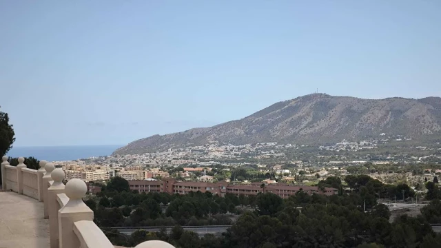 Вилла с собственным большим участком и бассейном в городе Alfàs del Pí