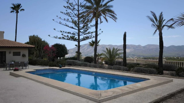 Вилла с собственным большим участком и бассейном в городе Alfàs del Pí