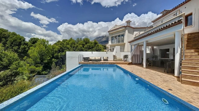 Шикарная вилла в городе Алтея