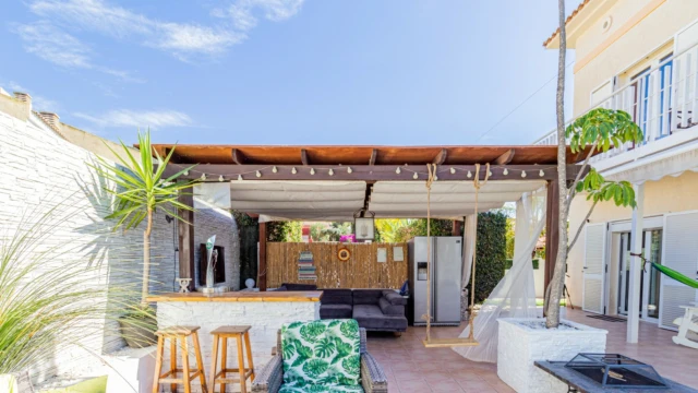 Комфортабельная вилла с бассейном в городе Albir