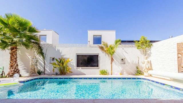 Комфортабельная вилла с бассейном в городе Albir