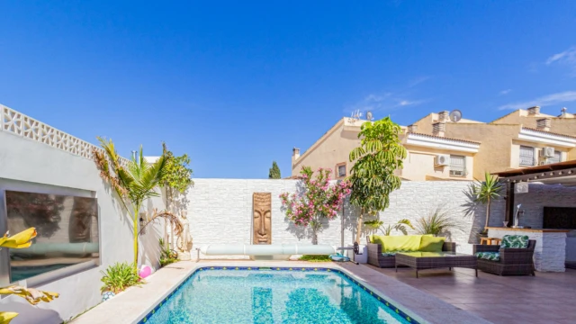 Комфортабельная вилла с бассейном в городе Albir