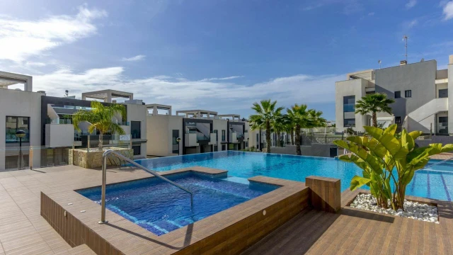 Угловое бунгало на первом этаже с собственным садом в городе Торревьеха