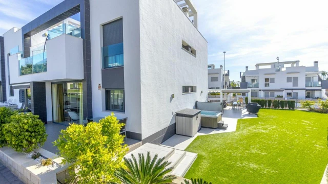 Угловое бунгало на первом этаже с собственным садом в городе Торревьеха