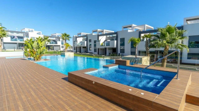 Угловое бунгало на первом этаже с собственным садом в городе Торревьеха