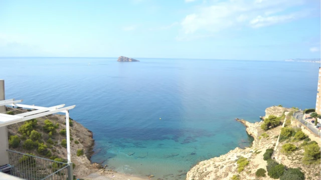 Просторные апартаменты с личным бассейном в городе Бенидорм