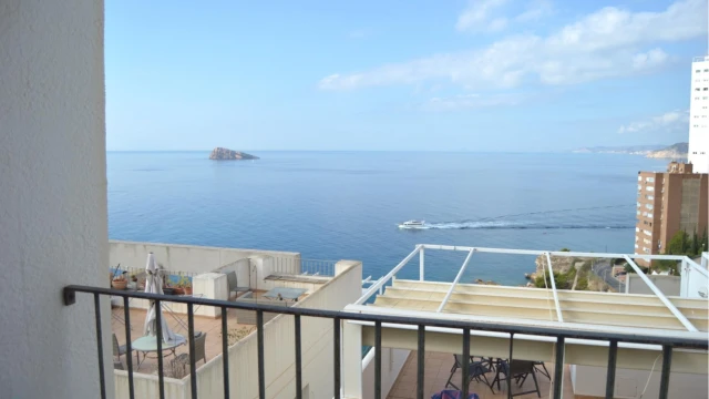 Просторные апартаменты с личным бассейном в городе Бенидорм