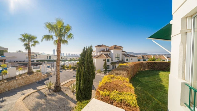 Роскошное угловое бунгало в престижном районе Сьерра-Кортина