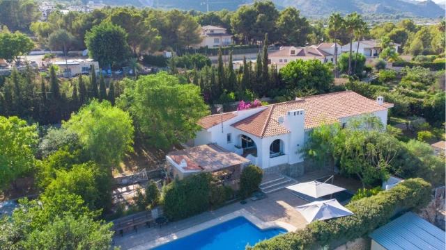 Роскошный дом с видом на море и горы в городе Polop 