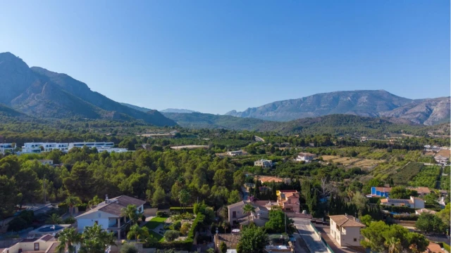 Роскошный дом с видом на море и горы в городе Polop 