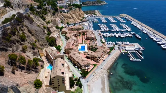 Роскошный пентхаус на первой линии моря в городе Алтея