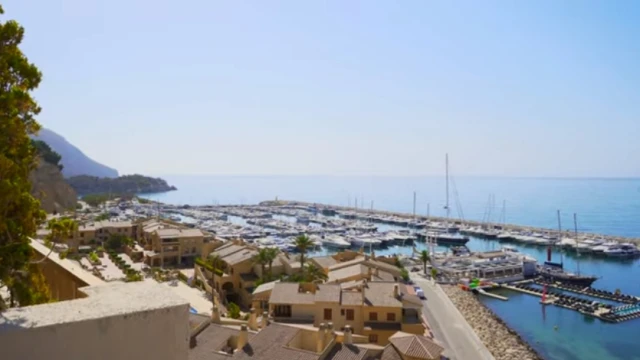 Роскошный пентхаус на первой линии моря в городе Алтея