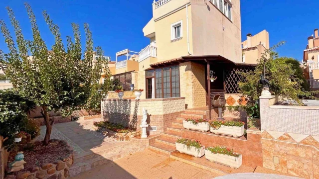 Просторный дом с собственным бассейном в Сан-Мигель-де Салинас