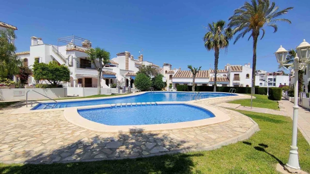 Бунгало на нижнем этаже на большом угловом участке в Ориуэла Коста