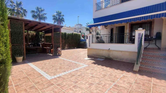 Бунгало на нижнем этаже на большом угловом участке в Ориуэла Коста