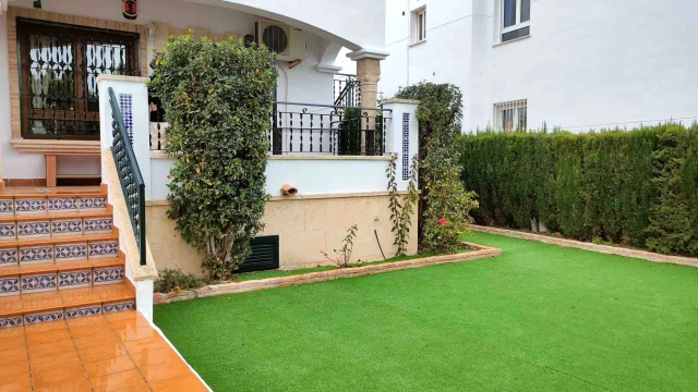 Бунгало с двумя спальнями с видом на бассейн  в Ориуэла Коста