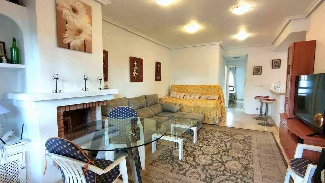 Бунгало с двумя спальнями с видом на бассейн  в Ориуэла Коста