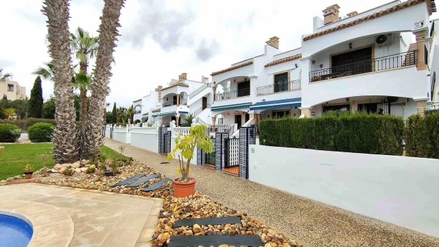 Бунгало с двумя спальнями с видом на бассейн  в Ориуэла Коста