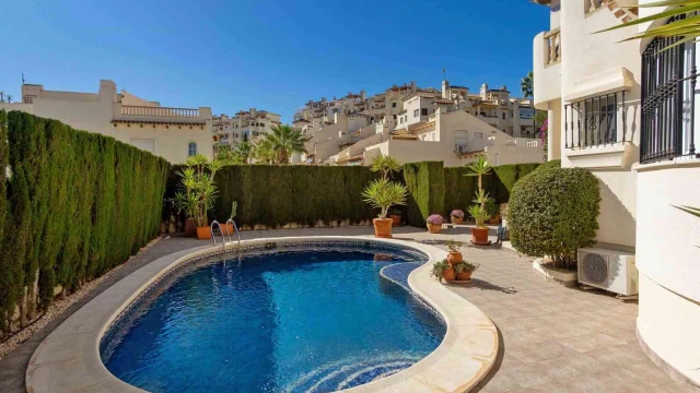 Красивая вилла в средиземноморском стиле в Ориуэла Коста