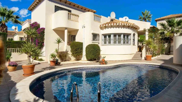 Красивая вилла в средиземноморском стиле в Ориуэла Коста