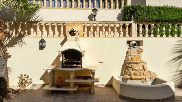 Красивая вилла в средиземноморском стиле в Ориуэла Коста