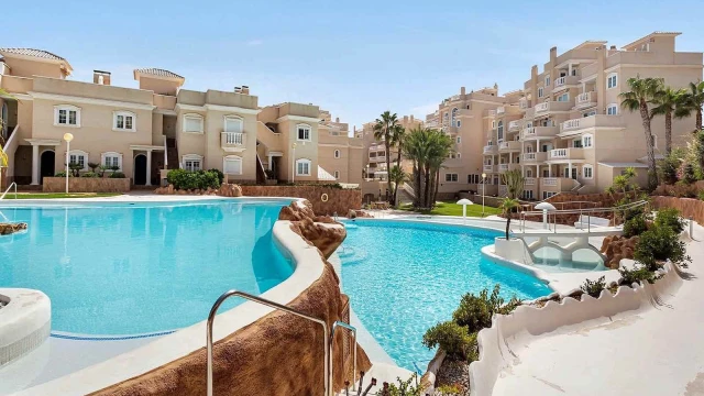 Двухуровневый пентхаус с видом на море 