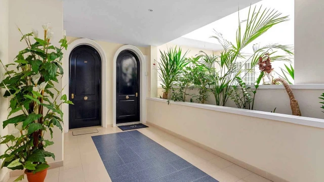 Двухуровневый пентхаус с видом на море 