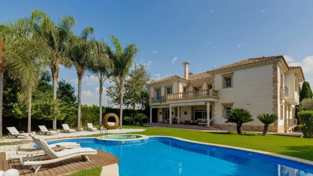 Шикарная вилла на огромном участке​ в окружении природы 