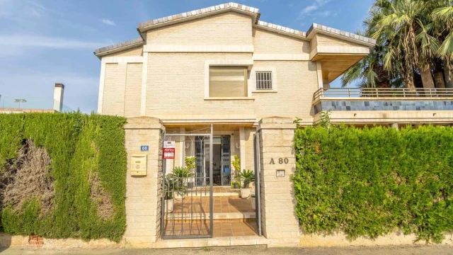 Прекрасная вилла в урбанизации в Деэса де Кампоамор