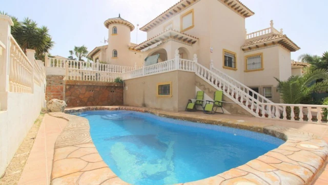 Вилла  в популярном районе La Zenia в Ориуэла Коста