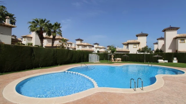 Вилла  в популярном районе La Zenia в Ориуэла Коста