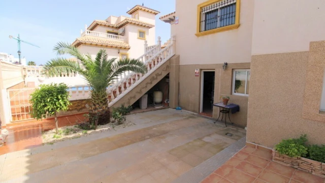 Вилла  в популярном районе La Zenia в Ориуэла Коста