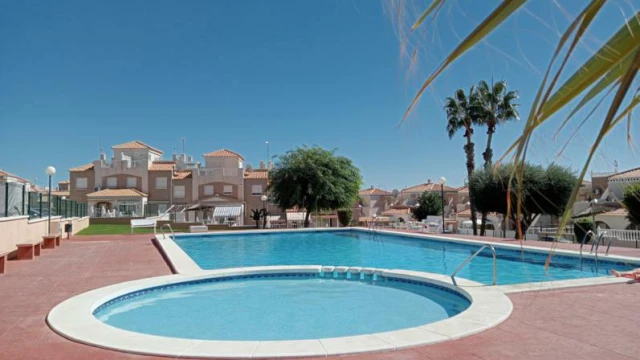 Таунхаус в популярном районе города Торревьеха