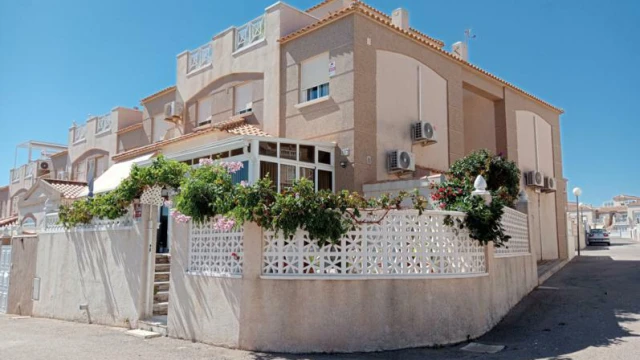 Таунхаус в популярном районе города Торревьеха