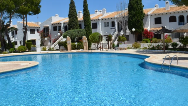 Бунгало на верхнем этаже с видом на первую линию пляжа в городе Кабо Роиг