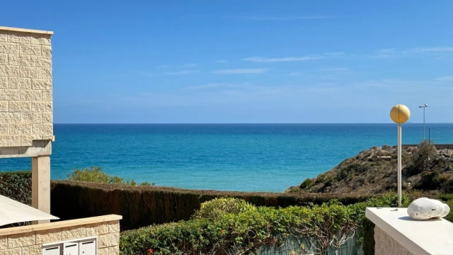 Бунгало на первом этаже с садом на берегу моря в  Dehesa de Campoamor