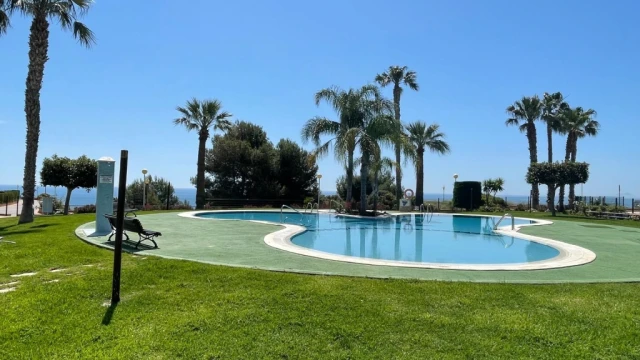 Бунгало на первом этаже с садом на берегу моря в  Dehesa de Campoamor