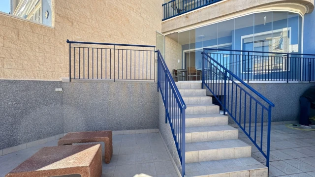 Бунгало на первом этаже с садом на берегу моря в  Dehesa de Campoamor