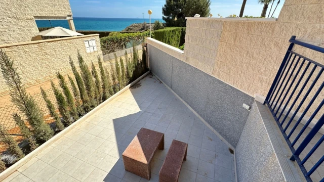 Бунгало на первом этаже с садом на берегу моря в  Dehesa de Campoamor