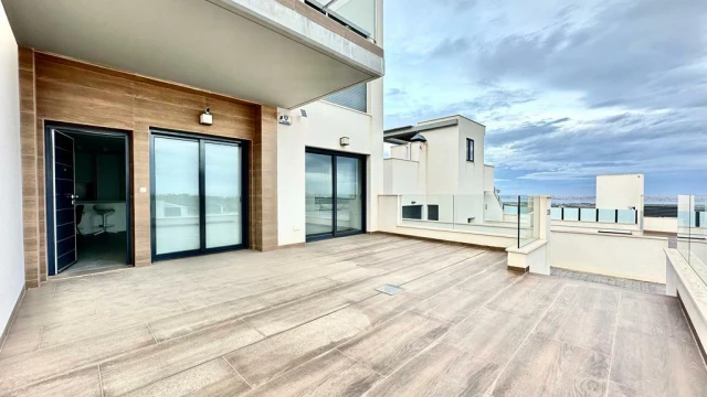 Современная вилла с садом и бассейном в San Miguel de Salinas