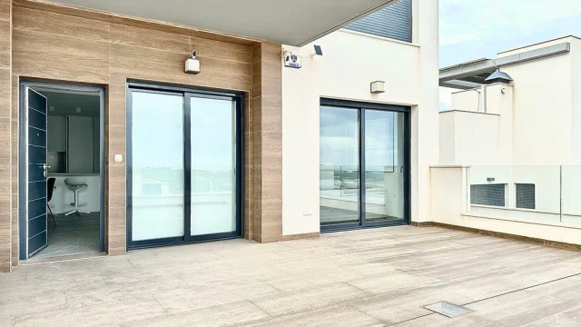 Современная вилла с садом и бассейном в San Miguel de Salinas