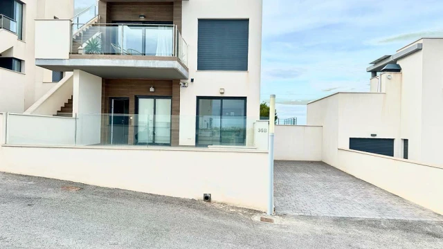 Современная вилла с садом и бассейном в San Miguel de Salinas