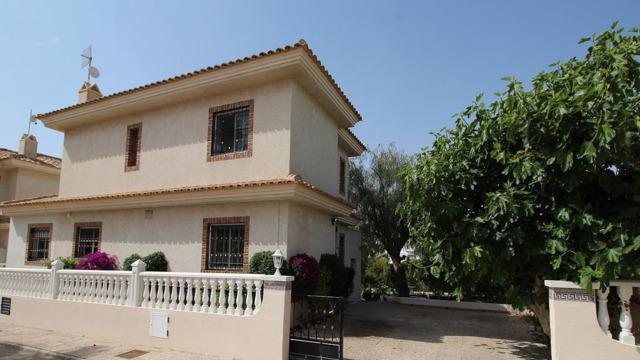 A huge house under renovation in the city of La Nucia - 17