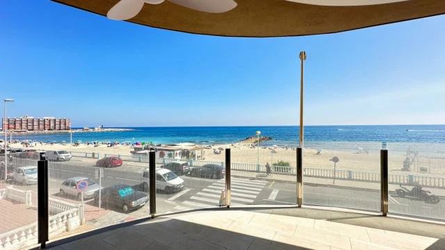 Nowe mieszkanie na pierwszej linii plaży Los Locos w mieście Torrevieja