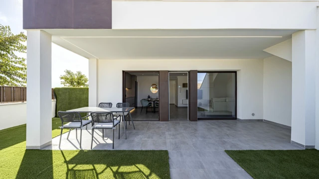 Новая к вартира с садом в жилом комплексе в Pilar de la Horadada