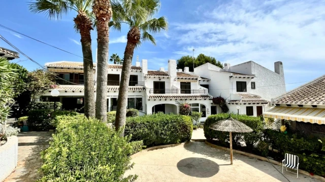 Комфортабельный таунхаус на берегу моря с тремя спальнями​ в Кабо Роиг