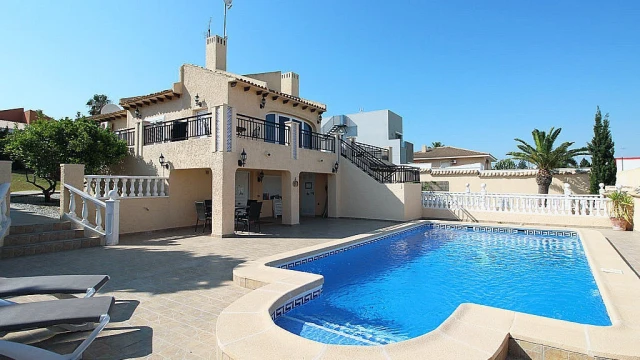 Вилла на берегу Средиземного моря в Кабо Роиг